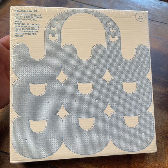 NewJeans 2nd EP 'Get Up' (Bunny Beach Bag Ver.) Target Exclusive (Haerin) Blue - Picture 2 of 3